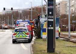 90 Jaehriger Radfahrer Kracht In Strassenbahn 06